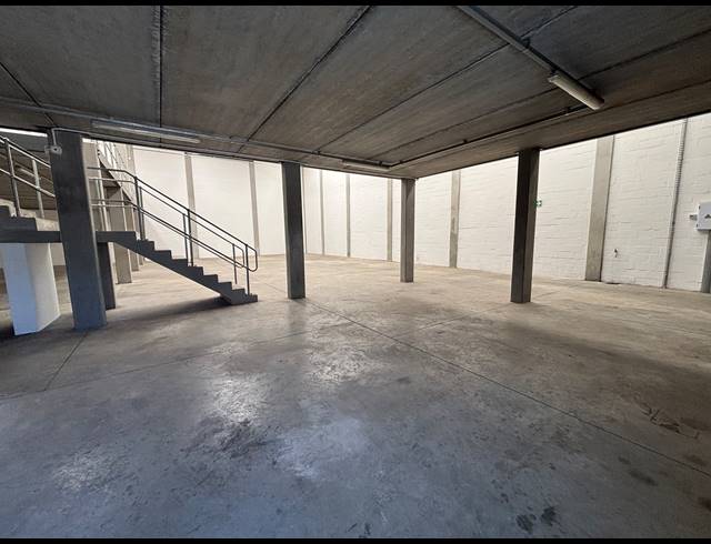 606M² WAREHOUSE TO LET IN STIKLAND INDUSTRIAL